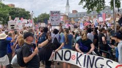 Vojenskou přehlídku doprovázely protesty napříč USA